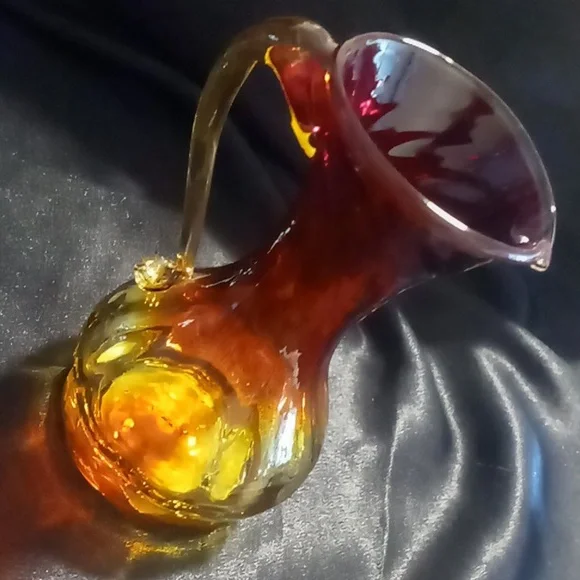 Vintage red vase amberinia glass red carnival glass vase . - Picture 2 of 9